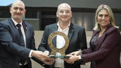 Enrique Aparici (Grupo STN), con el Alfa de Oro recibido en la pasada edición de Cevisama. Junto a él, Miguel Galindo, presidente de la SECV, y Marta Barrachina, presidenta de la Diputación de Castellón.