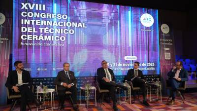 Fernando Tomás, de Smalticeram; Luis Hernández, de Grespania; Jesús Fernández, de Altadia; Luis Hernández, de Grespania, y Julio Delgado, director general de Industria, han participado en la mesa de diálogo del XVIII Congreso Internacional del Técnico Cerámico.