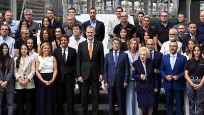 El rey Felipe posa con autoridades y empleados de Porcelanosa Grupo durante la visita a las instalaciones de esta empresa azulejera con motivo de su 50 aniversario.