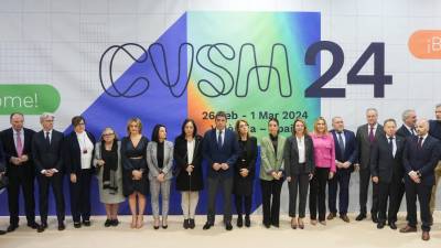 Foto de familia de los asistentes a la inauguración de Cevisama, en el Foro Centro de Feria Valencia.