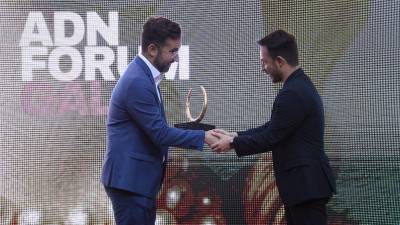 $!Andreas Manero haciendo entrega del reconocimiento a Miguel Díaz, de Ruíz Larrea Arquitectos.