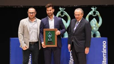 Javier Moll, presidente de Grupo Prensa Ibérica, en la ceremonia desarrollada en mayo del 2024, con los responsables de Naria Tech, firma ganadora en Compromiso Social. / Gabriel Utiel