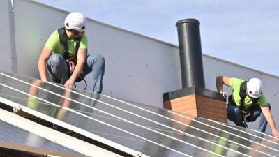 Operarios de la empresa NewE Solutions efectúa una instalación de placas solares en una vivienda particular ubicada en la provincia de Castellón.