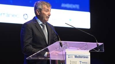 Joaquín Font de Mora, consejero delegado de Vidres, durante su parlamento tras recibir el galardón de Trayectoria Empresarial en la gala de la economía de Castellón.