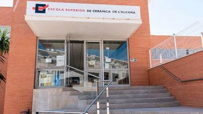 La Escola Superior de Ceràmica de l’Alcora conmemora su 20º años con una exposición que recorre su historia