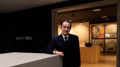 Domingo Colomo, CEO de Roca Tiles, en la entrada al showroom de la firma en la Vall d’Uixó (Castellón).