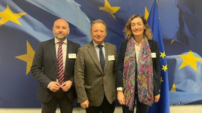 Alberto Echavarría, Ismael García Peris y Victoria Zaera, en Bruselas.