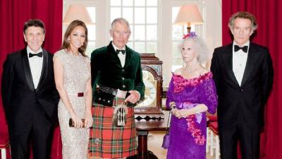 Manuel Colonques, Isabel Preysler, Carlos de Inglaterra, la Duquesa de Alba y Alfonso Díaz, en Dumfries House en el 2012.