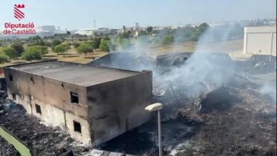 $!El incendio de Almassora, a un paso de la extinción: así ha quedado la nave industrial