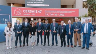 El president de la Generalitat, Carlos Mazón, a su llegada a Cersaie, acompañado por autoridades y representantes sectoriales.