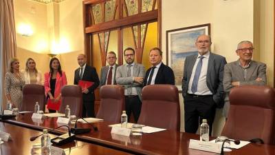 Reunión de las conselleras Ruth Merino, Salomé Pradas y Nuria Montes con el presidente de la Asociación Española de Fabricantes de Azulejos y Pavimentos Cerámicos (Ascer), Vicente Nomdedeu, y el resto de su equipo directivo