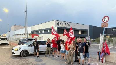 Trabajadores de la fábrica, concentrados en su protesta.
