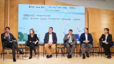 $!Javier Brey, presidente de la Asociación Española del Hidrógeno (AeH2); Anne Armengol, consejera económica de la UE en España; Javier Dufour, responsable de la Unidad de Análisis de Sistemas de IMDEA Energía; Miguel Ángel Fernández, gerente del CNH2; Miguel Ángel Alonso, director de Ingeniería y Fondos Europeos de Alsa, y Mónica García, responsable de Desarrollo de Negocio de Alkeymia.