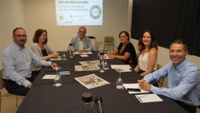 El director de Mediterráneo, Ángel Báez, ejerció de moderador y conductor de la mesa de redacción organizada junto a Grupo Victoria, bp, PortCastelló y Facsa. GABRIEL UTIEL BLANCO