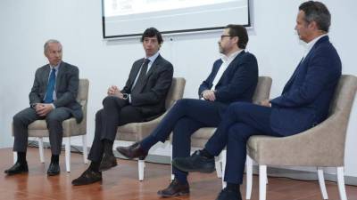 La mesa de redonda contó con representantes de destacados actores del clúster cerámico. GABRIEL UTIEL