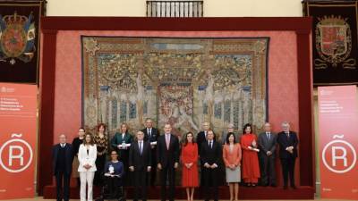 $!Foto de familia de los embajadores y las autoridades. Imagen: Casa de S.M. el Rey