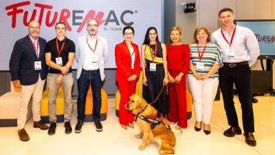 Los participantes del foro junto a las CEO de EMAC Grupo, Emi y Nuria Boix, y el presentador Luis Motes.