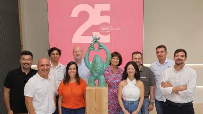 Parte del equipo directivo de Smalticeram España, con la escultura diseñada por Juan Ripollés, que representa el galardón de Trayectoria Empresarial dentro de los premios más prestigiosos de la economía de Castellón.