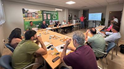 $!Representantes de CasaMove360 y distribuidores, durante la jornada de presentación de la nueva línea de construcción industrializada en la exposición de Córdoba capital.