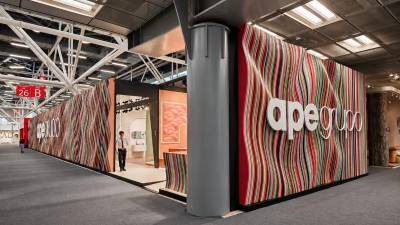 El colorista estand de APE Grupo en Cersaie 2026..