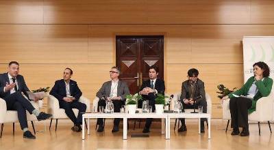 Rogelio Vila Rodríguez, en segundo lugar a la izquierda, intervino en la mesa redonda titulada Cómo crear un marco favorable para lograr la descarbonización de la demanda térmica: la visión de la empresa.