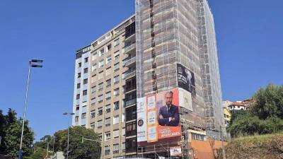 Andamios en un edificio de Ángel de Lema y Marina de Vigo.