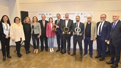 Los ganadores de los Premios Alfa de Oro con las autoridades y miembros de la SECV.