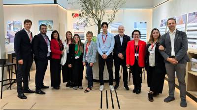 Parte del equipo de Emac en su nueva ubicación en el Pabellón 19 de Cersaie.