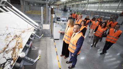 Maria José Soriano y José Benlloch, durante la visita a la planta 4 durante la inauguración de la 30 Muestra Internacional de Porcelanosa.