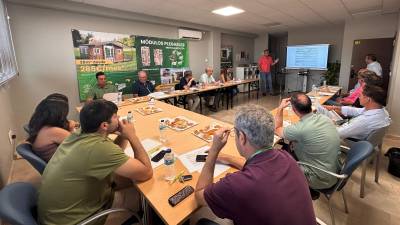 $!Representantes de CasaMove360 y distribuidores, durante la jornada de presentación de la nueva línea de construcción industrializada en la exposición de Córdoba capital.