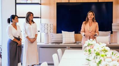 $!Natalia Z, Lucia Jover, directora general de KA International, y Blanca Peris, gerente de Porcelanosa Valencia.