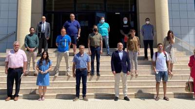Foto entre los representantes y los sindicatos tras sellar en julio del 2021 el convenio colectivo del azulejo.