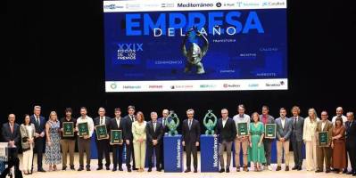 Los galardonados y las autoridades en la ceremonia de entrega de los premios Empresa del Año de Castellón.