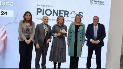 Foto de familia tras la entrega del premio Pioneros a María Dolores Llanes, este martes, en el estand de la Diputación en Cevisama. / David Donaire