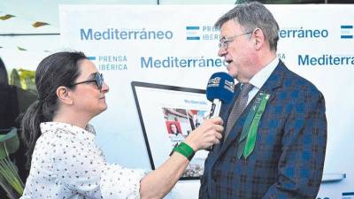 La directora de Medi TV, Loles García, entrevista al president del Consell, Ximo Puig, en la Bodeguilla de ‘Mediterráneo’. Foto: KMY ROS