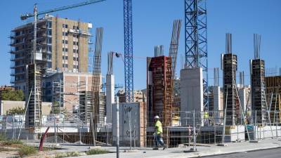 Imagen de las obras de construcción de una promoción de viviendas de nueva planta en Esplugues de Llobregat. / Jordi Cotrina