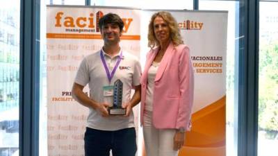 Javier Juan, Project Manager de Emac Grupo, con el premio que reconoce a la compañía valenciana en los Premios Nacionales Facility Management &amp; Services.