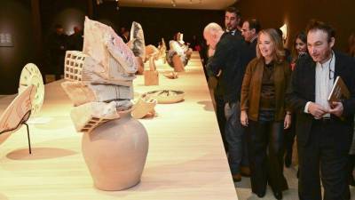 El artista Miquel Barceló durante la inauguración de la muestra «Reflejos. Picasso x Barceló» en el Museo Arqueológico de Almería.