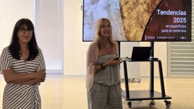Ana Benavente y Lutzia Ortiz, durante la presentación del informe de tendencias al sector cerámico de Castellón, la segunda noticia más leída en la última semana.