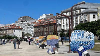 Murales cerámicos convierten la Dársena da Marina de A Coruña en un homenaje a las mujeres de la emigración