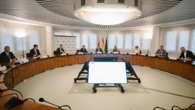 El ministro Jordi Hereu, durante su visita a la sede de Ascer en Castelló.