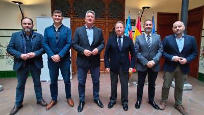 La representación de Ascer, junto con Vicente Martínez Mus.