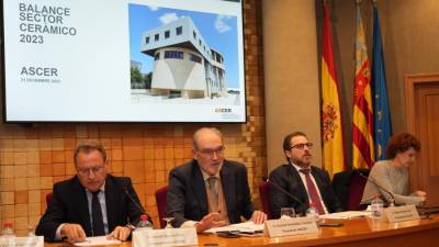 Los representantes de Ascer en las instalaciones de la patronal azulejera. FOTO: GABRIEL UTIEL