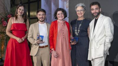 Andreas Manero, Group Marketing Director de Neolith, junto a Pilar Alberola y Lucía González-Orús, de PersonalK, durante la entrega del premio.