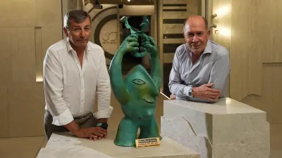 Joaquín Font de Mora y Javier Villar, consejeros delegados de Vidres, con el galardón de Trayectoria Empresarial recibido en la gala de Empresa del Año de Castellón.