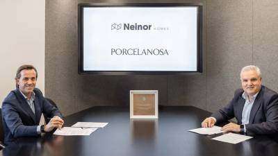 Héctor Colonques García-Planas, director comercial de Porcelanosa Grupo (izquierda) y Fernando Hernanz, director general de Operaciones en Neinor Homes (derecha), en el momento de la firma.