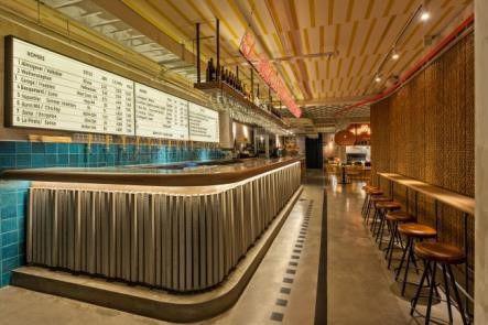 $!Inspiración años 70 y efectos sorpresa en el interiorismo del restaurante iraní Sumac &amp; Mambo