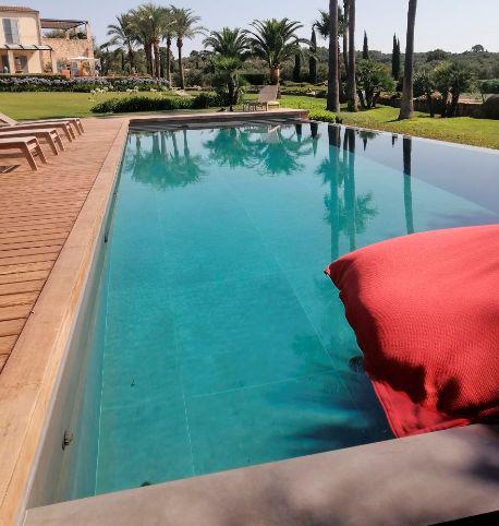 $!Interior de piscina con Coverlam Tempo 1000x3000 mm.