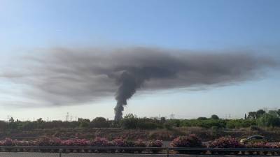 $!La columna de humo, vista desde varios kilómetros de distancia.