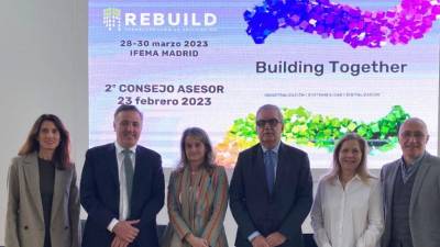 Gema Travería, directora de Rebuild; David Martínez, Presidente de Rebuild y CEO de AEDAS Homes; María José Piccio-Marchetti, Directora General de Vivienda y Rehabilitación de la Comunidad de Madrid; Anselmo Menéndez, Subdirector General de Política y Ayudas a la Vivienda del Ministerio de Transportes, Movilidad y Agenda Urbana; Martha Thorne, decana de IE School of Architecture and Design; e Ignasi Pérez-Arnal, director del Congreso Nacional de Arquitectura Avanzada y Construcción 4.0.